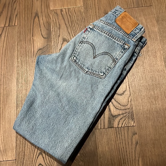 Levi’s Wedgie - Picture 4 of 4